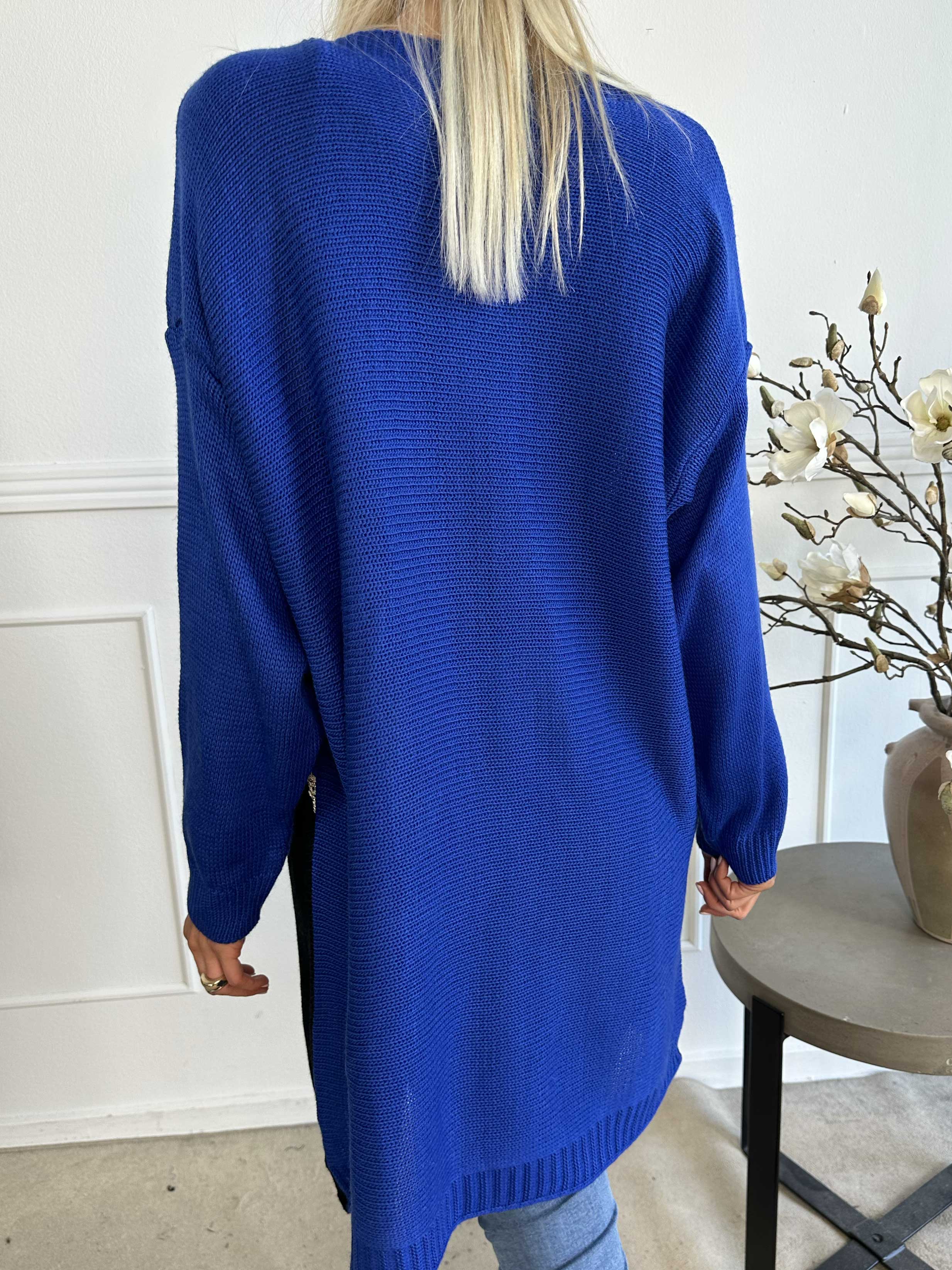 Amara - Tofarvet strikkjole med gulddetaljer